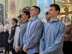 Старшеклассники приняли участие в Литургии Преждеосвященных Даров