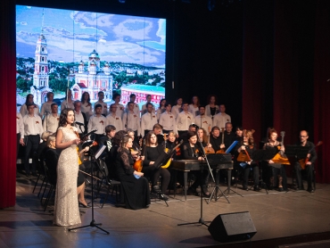 Педагоги гимназии, учащиеся и их родители посетили концерт сводного хора соборов Саратова ко Дню Победы