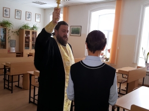 Священник Ярослав Коздринь окропил Святой Водой кабинеты гимназии