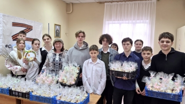 Гимназисты приняли участие в оформлении пасхальных куличей