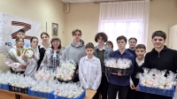 Гимназисты приняли участие в оформлении пасхальных куличей