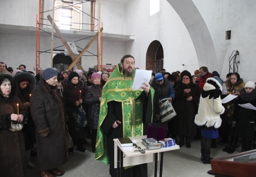 Гимназисты приняли участие в молебне в строящемся храме во имя Александра Невского