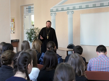 Духовник гимназии провел беседу с учащимися МАОУ ЛМИ
