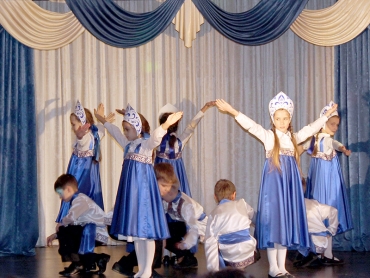 Ансамбль народного танца «Русские узоры» принял участие в благотворительном концерте
