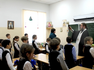 Священник Ярослав Коздринь окропил Святой Водой кабинеты гимназии