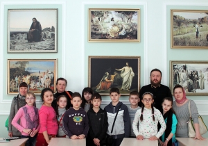 Духовник гимназии провел экскурсию для воспитанников воскресной школы Казанского собора Элисты