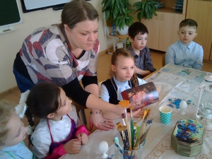 Во 2.2 классе прошел мастер-класс по декупажу пасхальных яиц