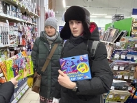 Гимназисты Дружины Александра Невского передали &laquo;Коробку храбрости&raquo; в Свято-Троицкий кафедральный собор
