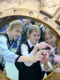 Гимназисты посетили выставку &laquo;Яблоко Ньютона&raquo;